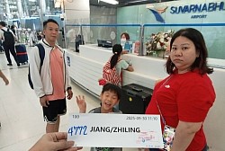 ลูกค้าลงเครื่องมาหาเราที่จุดนัดพบ เรามีคนรอรับคุณเพื่อมาขึ้นรถของเรา