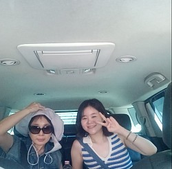 ลูกค้าขึ้นรถและมีความสุขตลอดการเดินทางโดยการขับรถที่ปลอดภัย